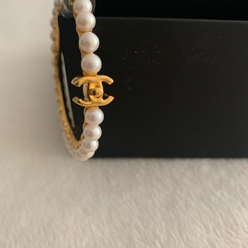 Chanel pearl hoops. - Picture 6 of 9
